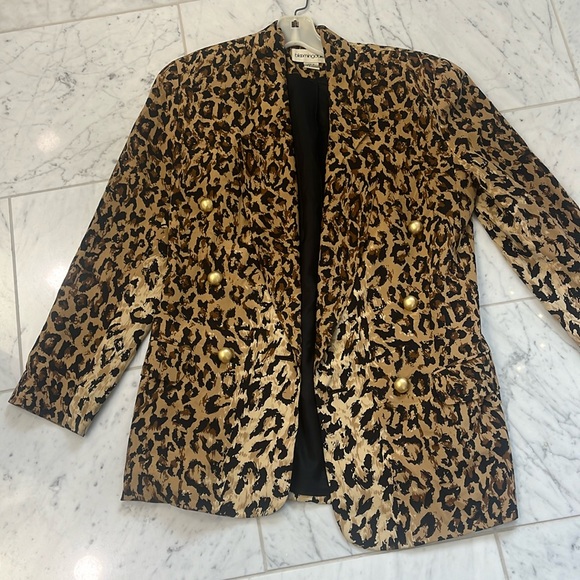 Bloomingdale's Jackets & Blazers - Bloomingdale’s 100% silk lined double breasted blazer. Size 4.